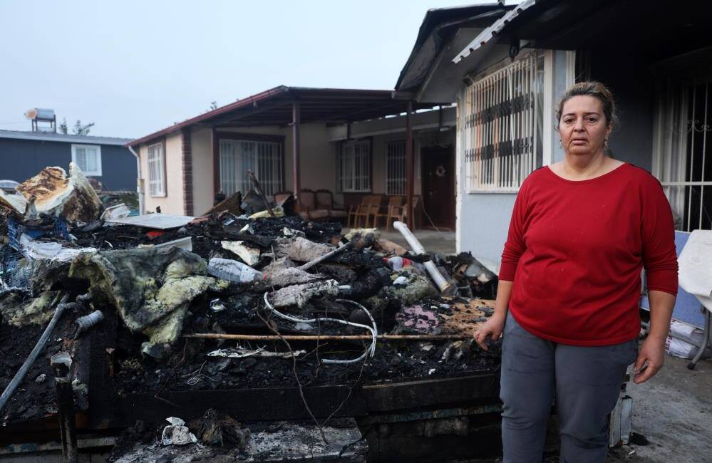 Deprem yaralarını sarmaya çalışırken bu kez yangın vurdu Hatay’da deprem sonrası inşa ettikleri yuvalarında alevlerin arasında kalan Seçkin