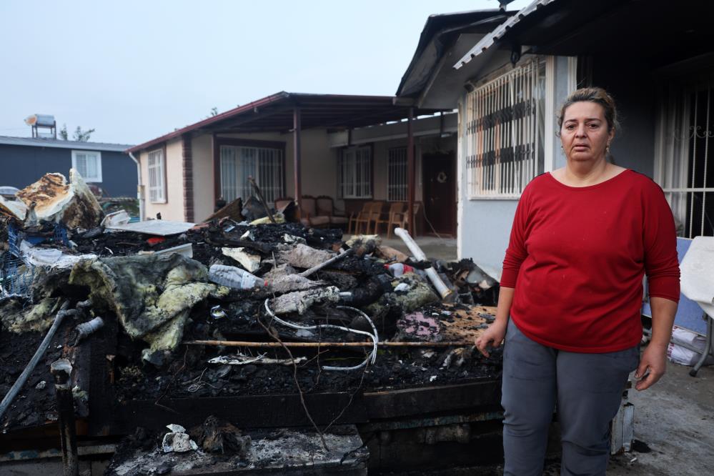 Hatay’da deprem sonrası inşa ettikleri yuvalarında alevlerin arasında kalan Seçkin