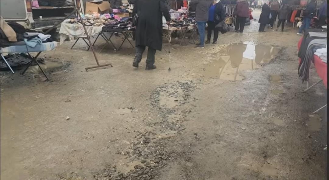 Çamur deryasına dönen semt pazarı tepki çekti! Hatay’ın Defne ilçesinde Hanna Deresi yanında kurulan (Salı) Sosyete Semt