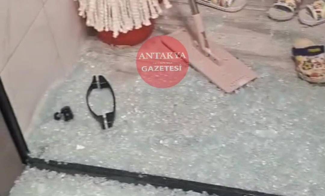 Gülderen TOKİ’de patladı: Çocuklar saniyelerle ölümden döndü Hatay’ın Gülderen Mahallesi’ndeki TOKİ konutlarında büyük bir tehlike atlatıldı. DC