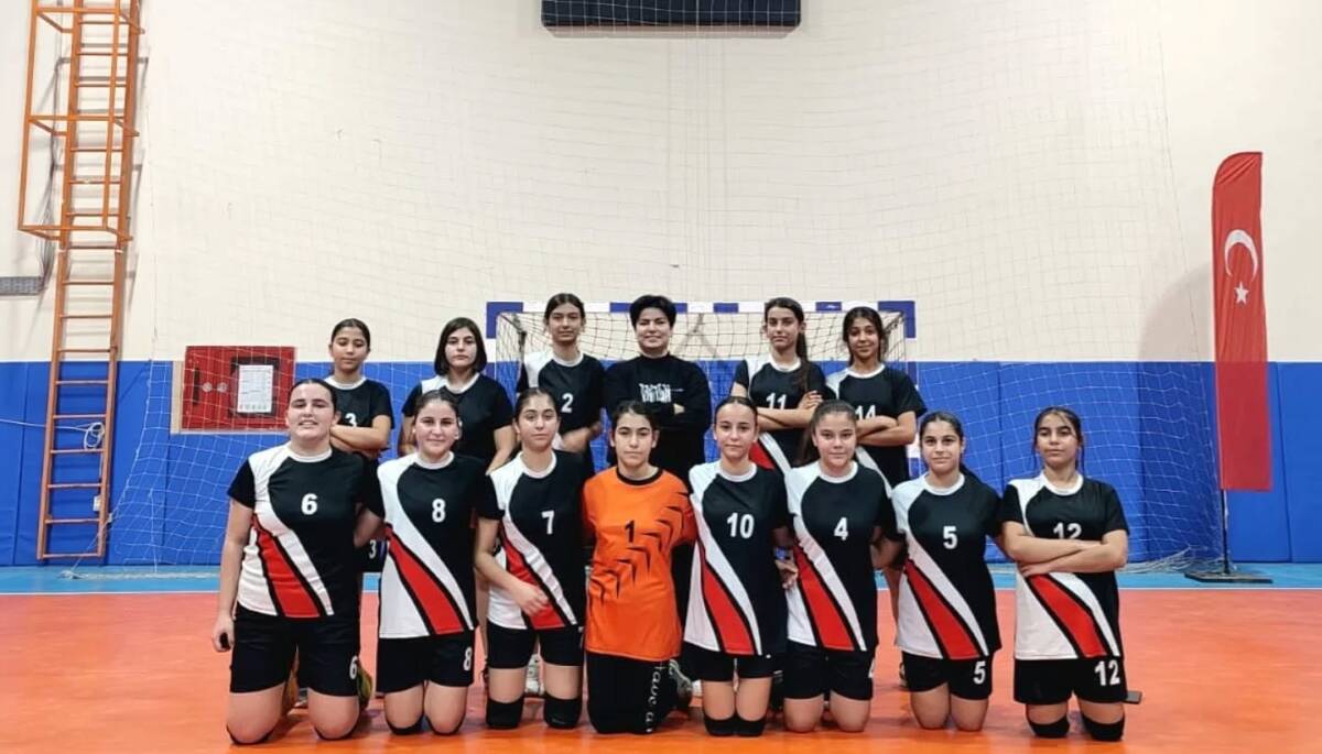 Hatay genelinde düzenlenen liseler arası yüzme turnuvasında, Arsuz TEK Kampüs