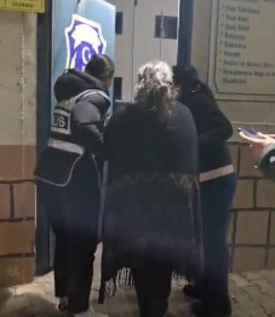 Samandağ’da kaçış bitti: Aranan hırsızlık zanlısı tutuklandı Hatay Emniyet Müdürlüğü ekipleri, aranan şahısların yakalanmasına yönelik yürüttükleri saha