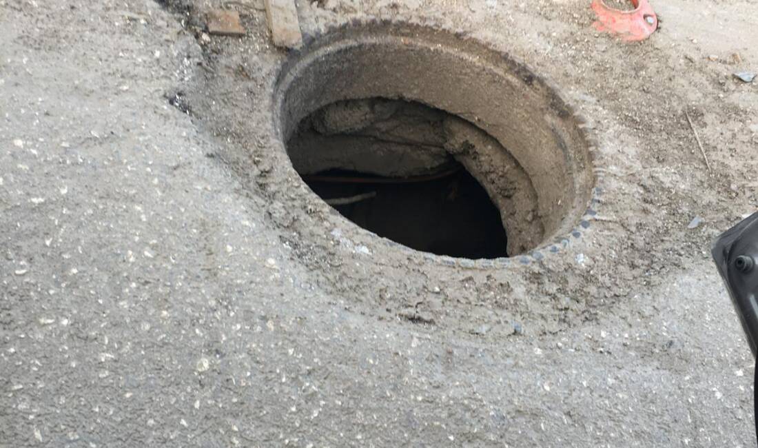 Güllübahçe’de kritik uyarı: “Bu çukur kazayı bekliyor!” Hatay’ın Antakya ilçesine bağlı Güllübahçe Mahallesi Saray Caddesi’nde açılan alternatif