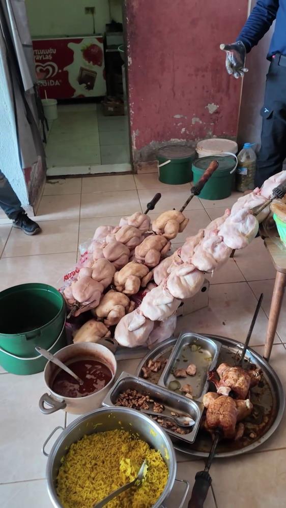 Hatay’ın Kırıkhan ilçesinde zabıta ekiplerinin gerçekleştirdiği denetimde, bir dönerci dükkânında