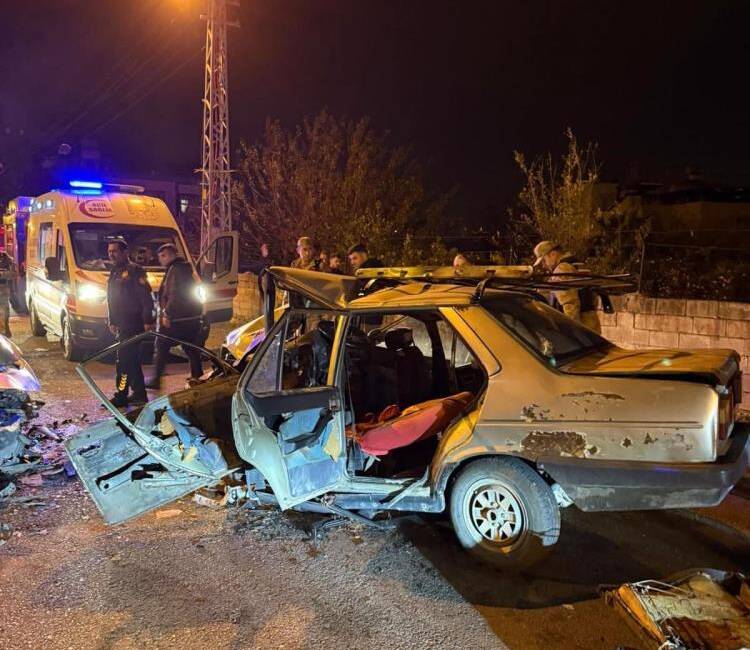 Dörtyol’da seyir halindeki araçlar burun buruna geldi Hatay’ın Dörtyol ilçesinde iki otomobilin çarpıştığı trafik kazasında her iki