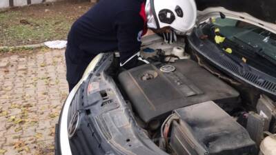 Hatay’ın Reyhanlı ilçesinde soğuktan korunmak için park halindeki otomobilin motoruna