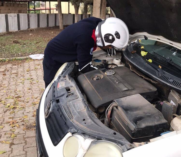 Çocukların dikkati hayat kurtardı Hatay’ın Reyhanlı ilçesinde soğuktan korunmak için park halindeki otomobilin motoruna