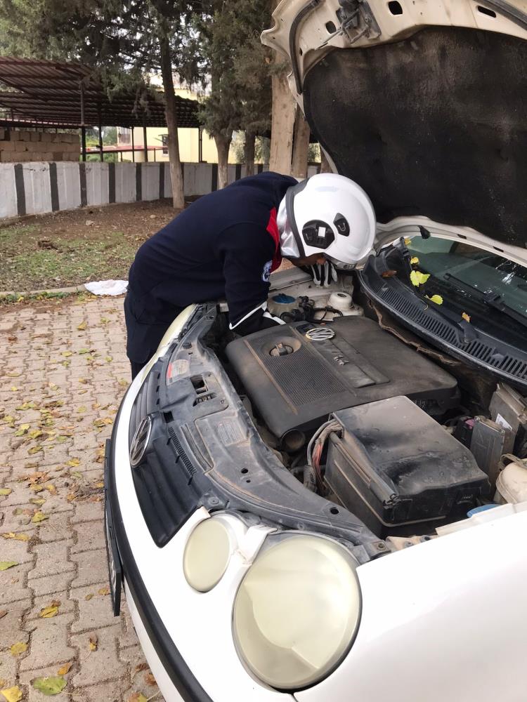 Hatay’ın Reyhanlı ilçesinde soğuktan korunmak için park halindeki otomobilin motoruna