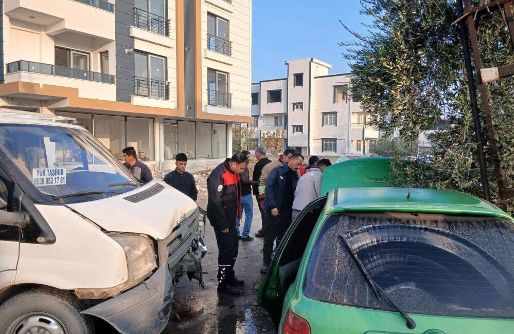 Hatay’da meydana gelen trafik kazasında itfaiye seferber oldu Hatay’ın Kırıkhan ilçesi Gazi Mahallesi’nde meydana gelen trafik kazasında 1