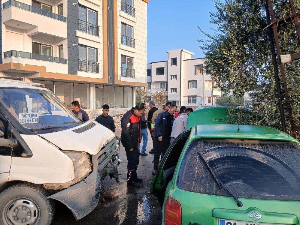 Hatay’ın Kırıkhan ilçesi Gazi Mahallesi’nde meydana gelen trafik kazasında 1