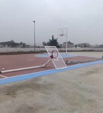 Antakya’da yeni açılan okulda skandal görüntü Antakya’da yapımı henüz 1 ay önce tamamlanan bir okulun basketbol