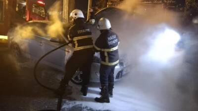 Hatay’ın Belen ilçesinde park halindeki bir otomobilde çıkan yangın maddi