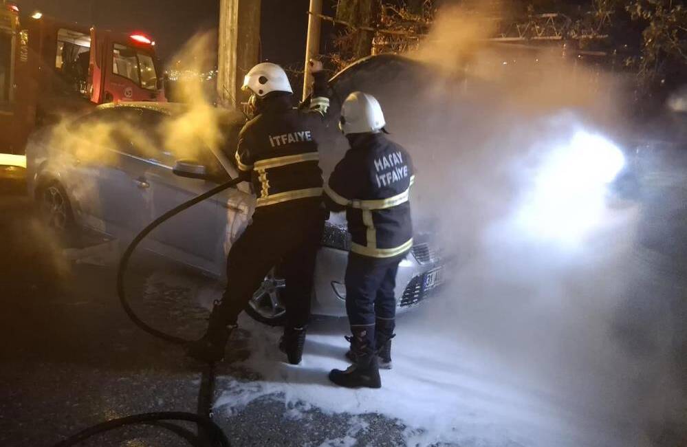 Park halindeki otomobil bir anda alev topuna döndü Hatay’ın Belen ilçesinde park halindeki bir otomobilde çıkan yangın maddi