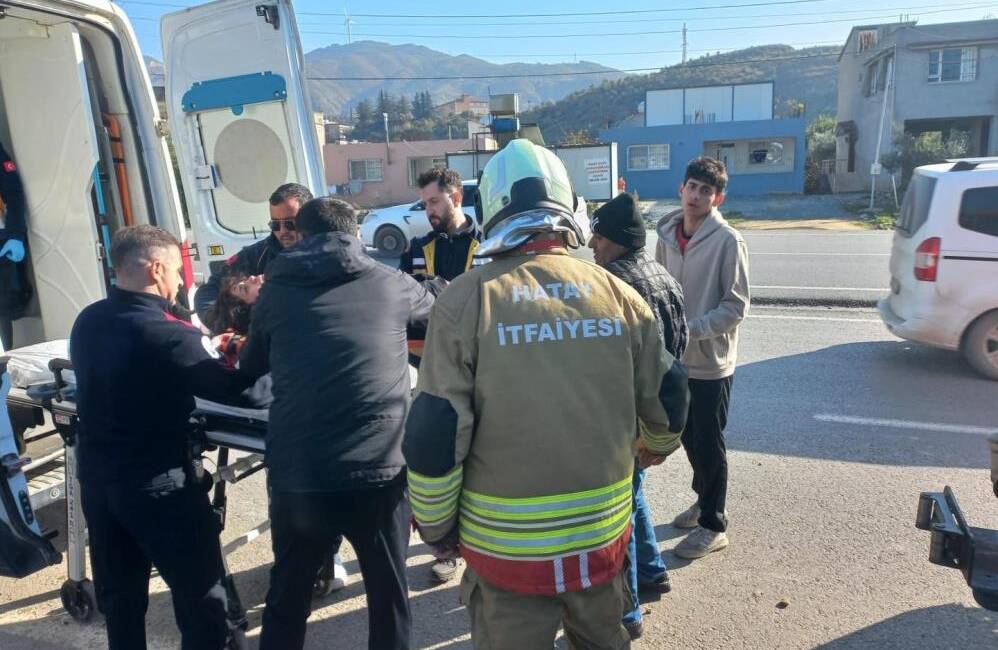 Direksiyon hâkimiyeti kayboldu, kaza kaçınılmaz oldu Hatay’ın Samandağ ilçesinde meydana gelen trafik kazasında, sürücüsünün direksiyon hâkimiyetini