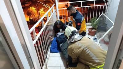 Talihsiz düşüş itfaiyeyi harekete geçirdi Hatay’ın İskenderun ilçesinde yalnız yaşayan yaşlı bir vatandaş, evinin balkonunda