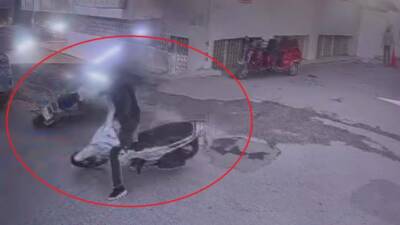 Hatay’ın Reyhanlı ilçesinde iki motosikletin dar bir sokakta kafa kafaya