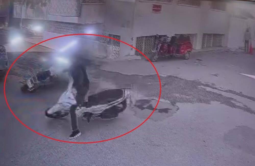 Hatay’ın Reyhanlı ilçesinde iki motosikletin dar bir sokakta kafa kafaya