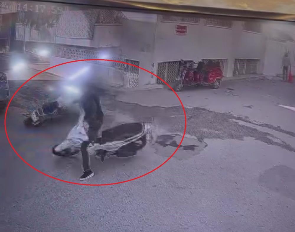 Hatay’ın Reyhanlı ilçesinde iki motosikletin dar bir sokakta kafa kafaya