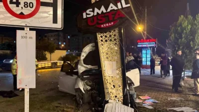 Hatay’ın Payas ilçesinde meydana gelen trafik kazası görenleri şaşkına çevirdi.