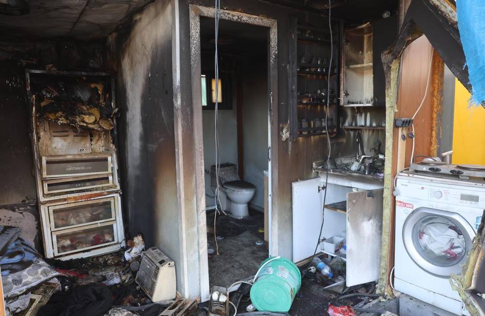 Kan vermeye gittiler, hayatları yandı Hatay’da depremzede adamın ve eşinin yaşadığı konteyner yuva yanarak kullanılmaz