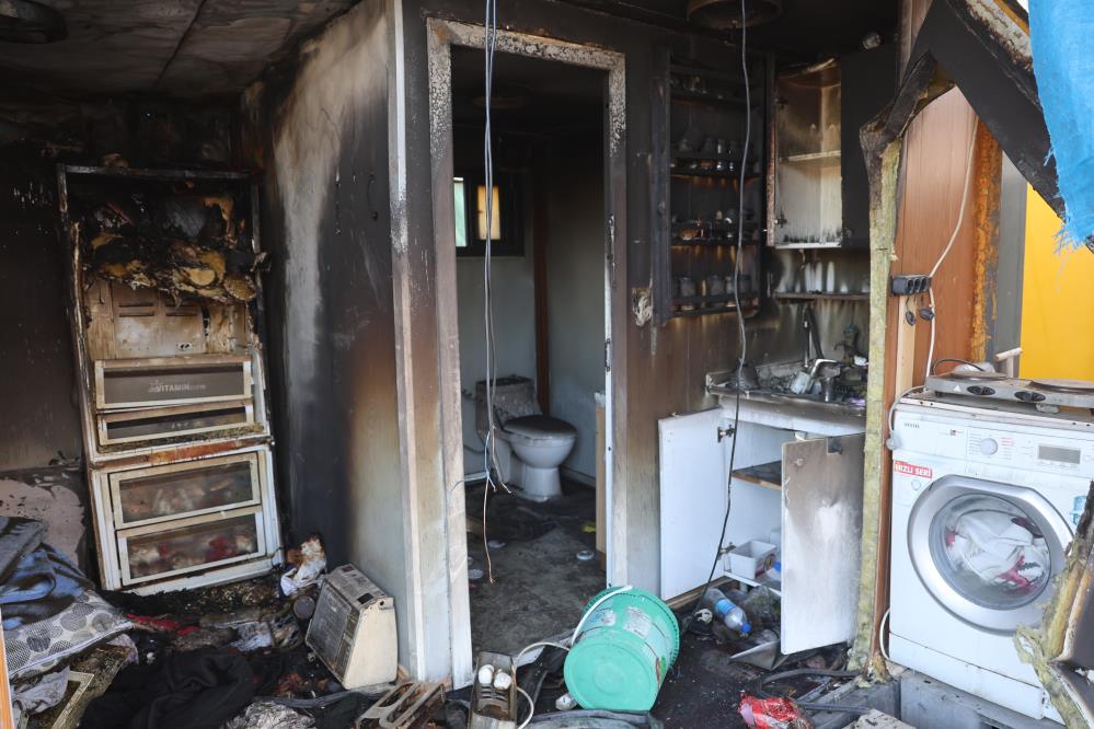 Hatay’da depremzede adamın ve eşinin yaşadığı konteyner yuva yanarak kullanılmaz