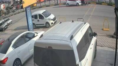 İskenderun’da korkutan kaza anı güvenlik kamerasına yansıdı Hatay’ın İskenderun ilçesinde meydana gelen trafik kazasında, otomobilin çarptığı motosiklette