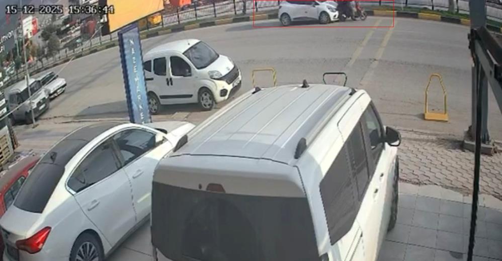 İskenderun’da korkutan kaza anı güvenlik kamerasına yansıdı Hatay’ın İskenderun ilçesinde meydana gelen trafik kazasında, otomobilin çarptığı motosiklette