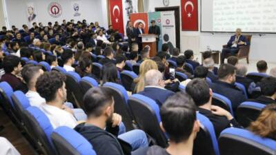 Hatay Büyükşehir Belediye Başkanı Mehmet Öntürk, İskenderun Teknik Üniversitesi’nde üniversiteli