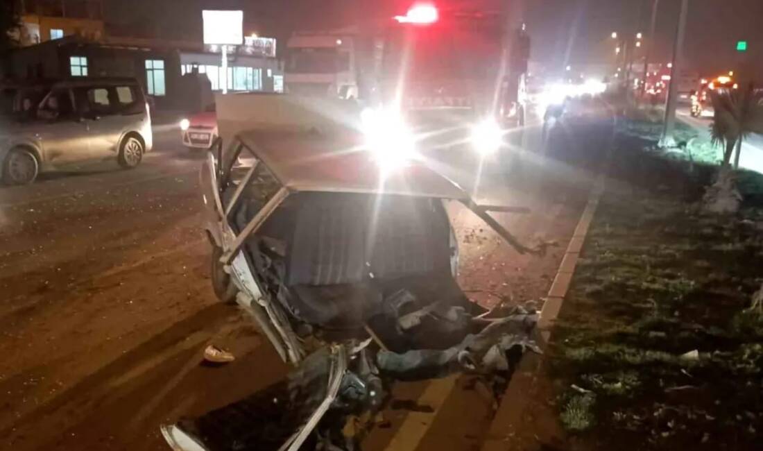 Tırla çarpışan otomobil parçalandı Hatay’ın Kırıkhan ilçesinde tırla çarpışan Tofaş marka otomobil adeta ikiye