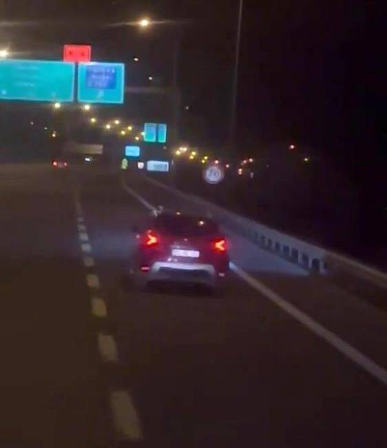 Kontrolsüz manevralar yürekleri ağza getirdi Hatay’da gece saatlerinde yaşanan tehlikeli sürüş, trafikteki diğer sürücülerin yüreklerini