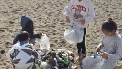 Hatay’ın Samandağ ilçesinde, depremde evleri yıkılan 3 minik çocuk ve
