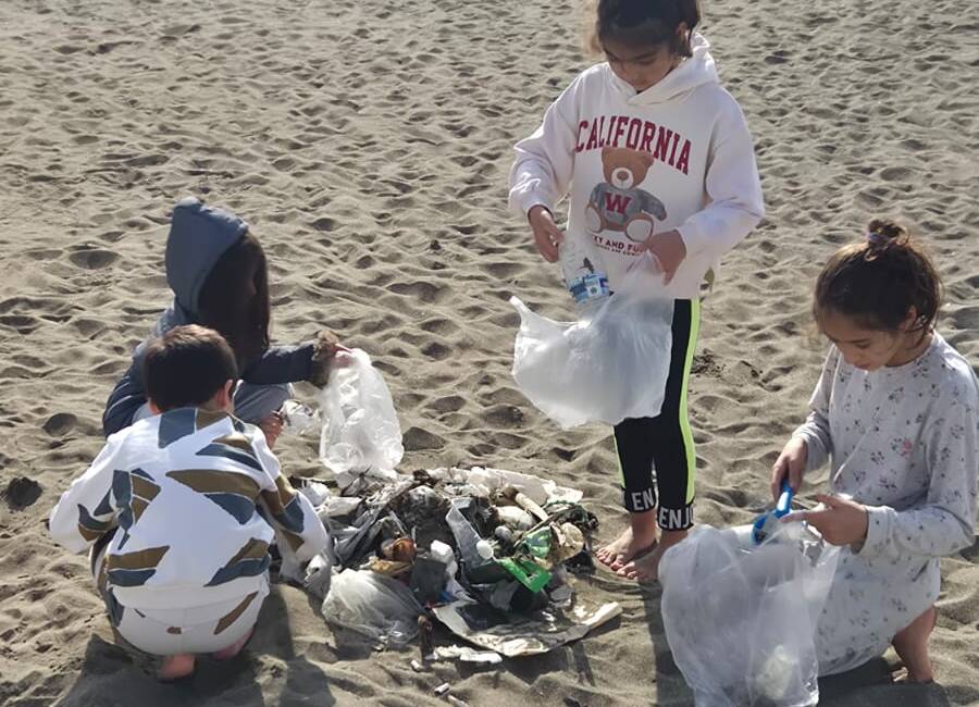 Hatay’ın Samandağ ilçesinde, depremde evleri yıkılan 3 minik çocuk ve