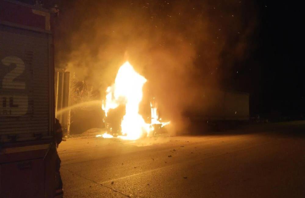 Hatay’ın Kırıkhan ilçesinde seyir halindeyken çıkan yangında bir tır alevlere
