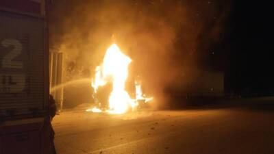 Hatay’ın Kırıkhan ilçesinde seyir halindeyken çıkan yangında bir tır alevlere
