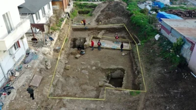 Hatay’ın Antakya ilçesinde, depremde yıkılan bir binanın enkazının kaldırılmasının ardından