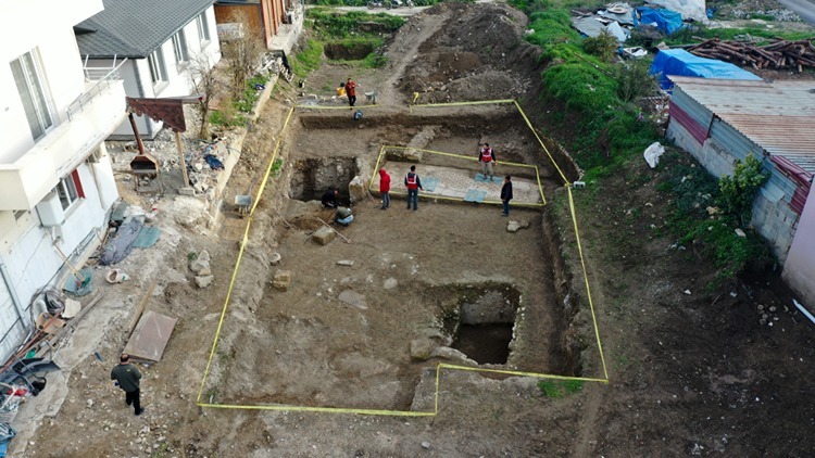 Hatay’ın Antakya ilçesinde, depremde yıkılan bir binanın enkazının kaldırılmasının ardından