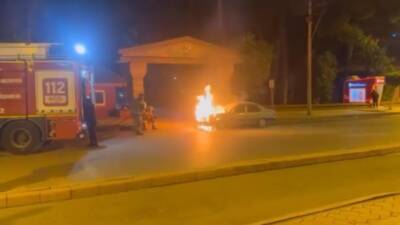 Hatay’da seyir halindeyken motor kısmından çıkan dumanlarla alev alan otomobil,