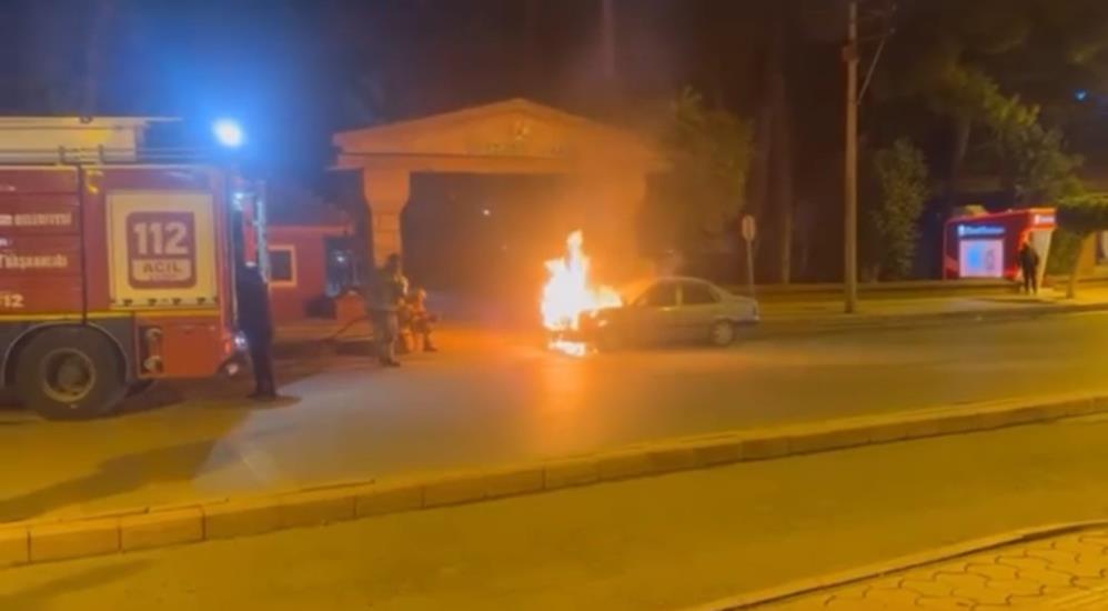 Hatay’da seyir halindeyken motor kısmından çıkan dumanlarla alev alan otomobil,