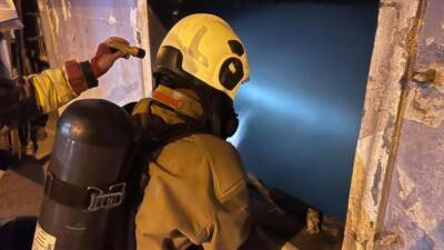 Hatay’ın Antakya ilçesinde metruk bir binada çıkan yangın, itfaiye ekiplerinin