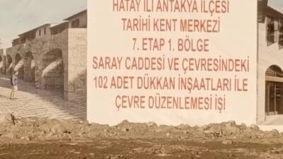 Depremde büyük bölümünün yıkıldığı Antakya Saray Caddesi’nde tarihi yapılar ve