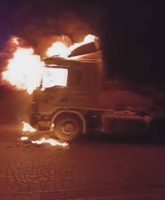 Antakya’da korku dolu anlar: Kullanılamaz hale geldi Hatay’ın Antakya ilçesinde akşam saatlerinde seyir halindeyken alev alan bir