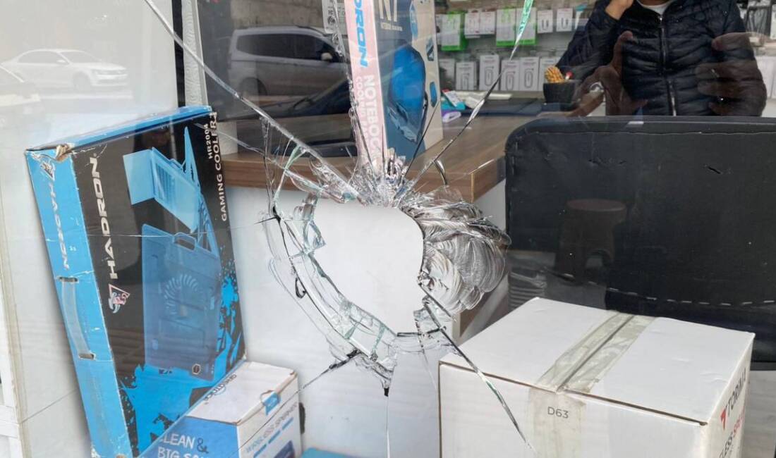 Hatay’ın İskenderun ilçesinde gece saatlerinde yaşanan taşlı saldırıda 4 iş