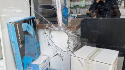 Hatay’ın İskenderun ilçesinde gece saatlerinde yaşanan taşlı saldırıda 4 iş