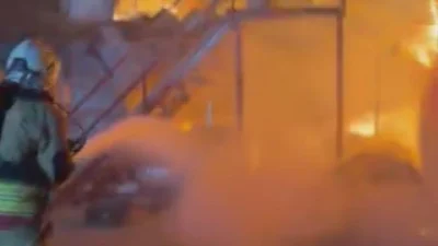 Hatay’ın Samandağ ilçesinde bir şantiyede işçilerin konakladığı konteyner yatakhane çıkan