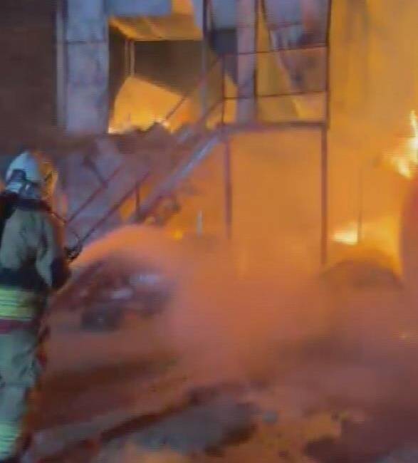Hatay’ın Samandağ ilçesinde bir şantiyede işçilerin konakladığı konteyner yatakhane çıkan