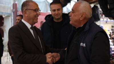 Antakya Belediye Başkanı İbrahim Naci Yapar, Ayakkabıcılar Çarşısı’nı ziyaret ederek