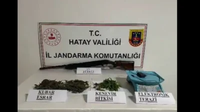 Samandağ ilçesinde jandarma ekiplerinin uyuşturucuyla mücadele kapsamında gerçekleştirdiği operasyonda esrar,