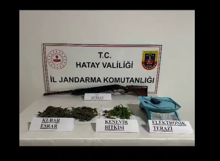 Samandağ ilçesinde jandarma ekiplerinin uyuşturucuyla mücadele kapsamında gerçekleştirdiği operasyonda esrar,