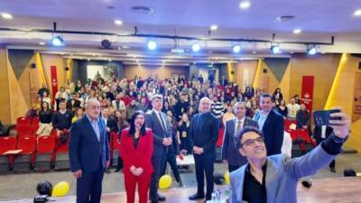 Hataylı sinema ve dizi oyuncusu Uğur Aslan, Antakya’da öğretmenlerle bir