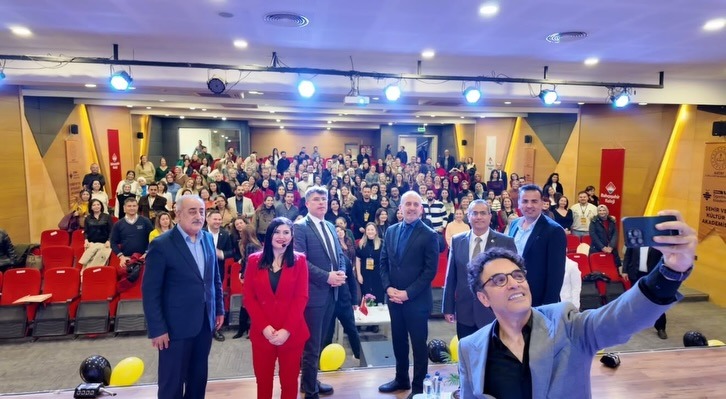 Hataylı sinema ve dizi oyuncusu Uğur Aslan, Antakya’da öğretmenlerle bir